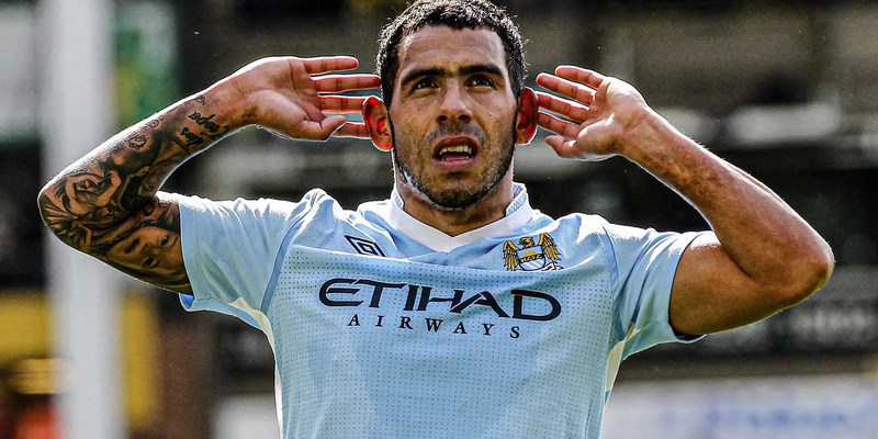 Tevez từng chơi cho 2 câu lạc bộ cùng thành Manchester là United và City